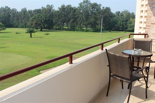 Roca Golf Hotel ブジュンブラ エクステリア 写真